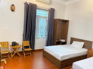 um quarto com uma cama e uma grande janela em Hotel Me Kong 2 em Ha Long