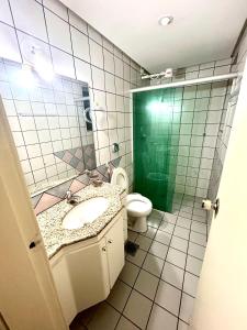 W łazience znajduje się toaleta, umywalka i lustro. w obiekcie Ap 106 Sol das Caldas w mieście Caldas Novas