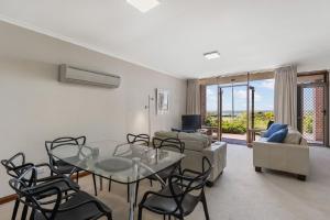 Χώρος καθιστικού στο By The Sea Beachfront Apartment Wifi