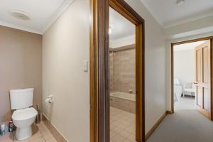 Ένα μπάνιο στο By The Sea Beachfront Apartment Wifi +22 φωτογραφίες