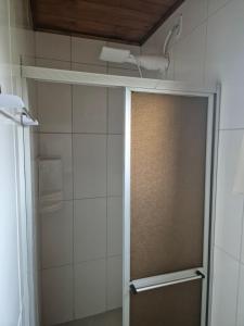 baño con ducha y puerta corredera en Pousada Vino & Leta O seu parador no centro, en Grão Pará 53 fotos más