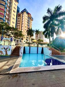 basen w mieście z palmami i budynkami w obiekcie Ap 106 Sol das Caldas w mieście Caldas Novas