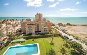 z powietrza widok na hotel i plażę w obiekcie Cozy Apartment In Malaga w Maladze
