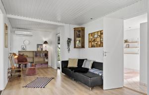 Ruang duduk di Lovely Home In Haderslev With Wifi