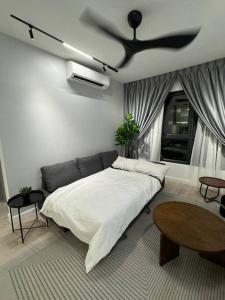 ein Schlafzimmer mit Bett und Deckenventilator in der Unterkunft M Vertica Residence in Kuala Lumpur