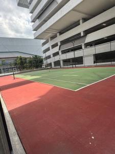 ein Tennisplatz in einem Gebäude mit einem Tennisplatz in der Unterkunft M Vertica Residence in Kuala Lumpur