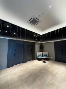 ein Raum mit einer Bühne mit zwei Stühlen und Lautsprechern in der Unterkunft M Vertica Residence in Kuala Lumpur
