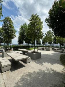 ein Park mit Bänken und Bäumen in einem Park in der Unterkunft M Vertica Residence in Kuala Lumpur + 57 Fotos