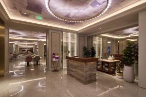 a lobby with a circular ceiling in a building at Mercure Xi'an International Airport in Xianyang