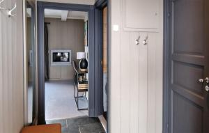 TV/trung tâm giải trí tại 2 Bedroom Stunning Home In Geilo