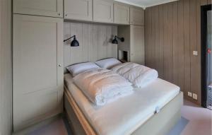 Giường trong phòng chung tại 2 Bedroom Stunning Home In Geilo