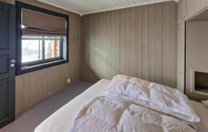 Giường trong phòng chung tại 2 Bedroom Stunning Home In Geilo +2 ảnh