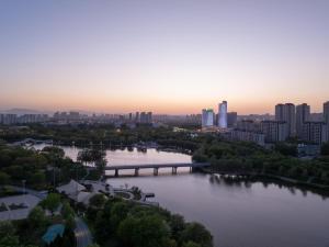 Výhled na řeku, která protéká v blízkosti hotelu