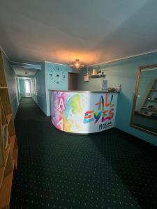 um quarto com um grande aquário no meio de um quarto em All Eyes Hostel em Kamianets-Podilskyi