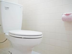 um WC branco numa casa de banho com um rolo de papel higiénico em Mcity in WAKASA - Vacation STAY 84253v em Naha