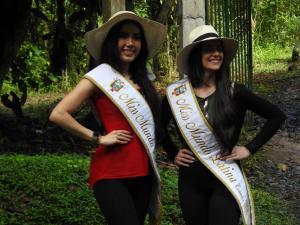 two women wearing hats and holding surfboards at Sendero de las aves in Mindo