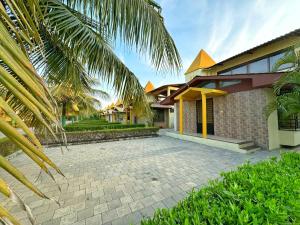 a house with a brick driveway in front of it at marine beach villa in Damlawari