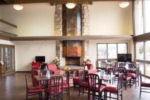 A restaurant or other place to eat at Days Inn by Wyndham Klamath Falls