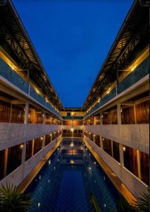 een groot gebouw met een zwembad in de nacht bij Joe Fisherman Inn in Pangkor