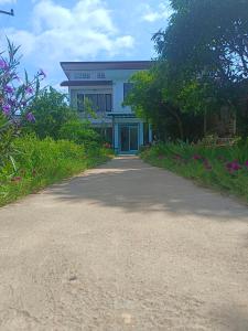 una casa con una entrada delante de ella en Vang Vieng Champa Hotel en Vang Vieng