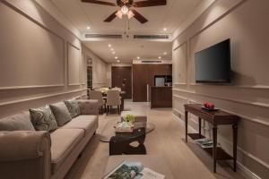 岘港Luxurious Ocean View Suites - My Khe Beach Front - Hinata Apartment的配有沙发和平板电视的客厅