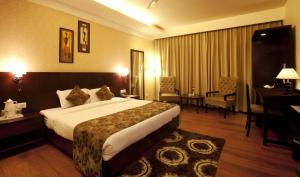 um quarto de hotel com uma cama grande e uma secretária em ASIA The HERITAGE em Jamu