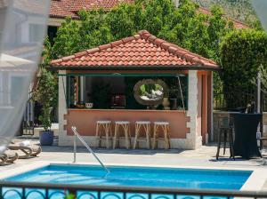 Casa pequeña con sillas y piscina en Apartments Antonia en Šibenik