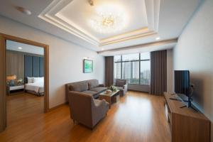 TV a/nebo společenská místnost v ubytování Muong Thanh Grand Hanoi Hotel