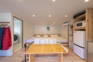 um quarto com uma cama e uma mesa num quarto em SEN.RETREAT CHIKATSUYU em Tanabe