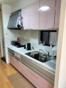 uma cozinha com um lavatório e um fogão em SUMIDA em Osaka