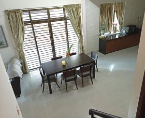 a dining room table and chairs in a room at Eden Nomad Living in Batu Ferringhi