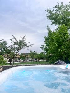 ein großer Pool mit Bäumen im Hintergrund in der Unterkunft Natura Bungalows in Limenas