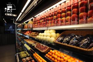 Supermarket nebo jiné obchody v  hotelu nebo okolí