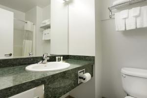 Ένα μπάνιο στο Super 8 by Wyndham Central Pt Medford