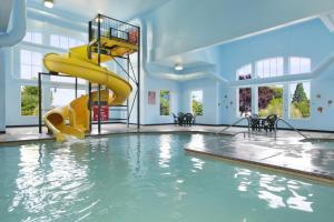 Πισίνα στο ή κοντά στο Super 8 by Wyndham Central Pt Medford