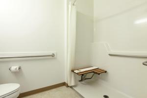 Ένα μπάνιο στο Super 8 by Wyndham Central Pt Medford