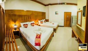 dwa łóżka w pokoju z dwoma łóżkami w obiekcie First and Frang Hotel - Koh Phangan w mieście Thongsala