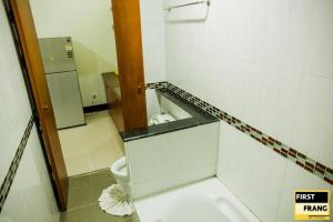 First and Frang Hotel - Koh Phangan的一间浴室