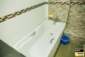 First and Frang Hotel - Koh Phangan的一间浴室
