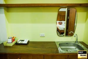 First and Frang Hotel - Koh Phangan的一间浴室