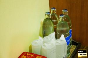 First and Frang Hotel - Koh Phangan的酒水