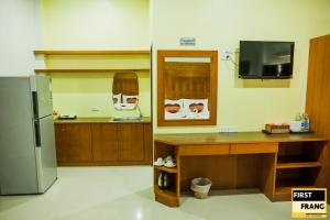 First and Frang Hotel - Koh Phangan的厨房或小厨房