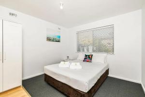 Ένα ή περισσότερα κρεβάτια σε δωμάτιο στο Apartment 2 Burswood