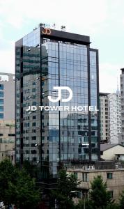un edificio con el logotipo del grupo jd Turner en JD Tower Hotel en Seúl