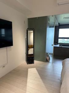 TV a/nebo společenská místnost v ubytování 幸福M&M House-龜山日出溫泉景觀宅 + 3 fotografie