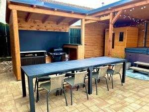 una mesa azul y sillas en un patio en Bikeaway Guesthouse, en Kereki