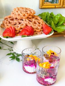 een bord met aardbeien en fruitsalade bij The George - Luxury Boutique Inn in Napa