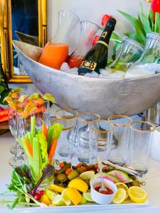 ナパにあるThe George - Luxury Boutique Innのグラスと食器を盛り付けたテーブル