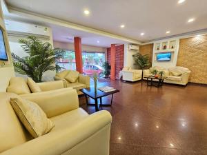 un grand salon avec des canapés et une table dans l'établissement ADRAK BOUTIQUE HOTEL, à Trivandrum