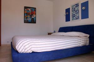 1 cama con sofá azul en una habitación en villa Peylon, en Flayosc